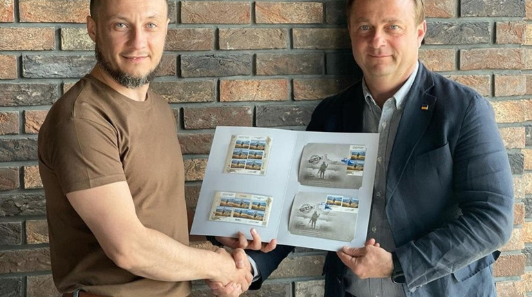 «Русскій воєнний корабль – всьо!» - на Донеччині презентували нову марку «Укрпошти»
