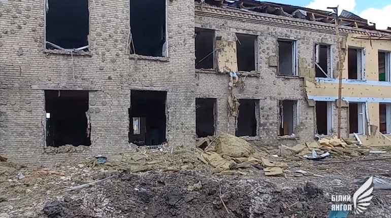 Десятиметрові вирви від снарядів, розбита школа та будинки - правоохоронці обстежили Єлизаветівку