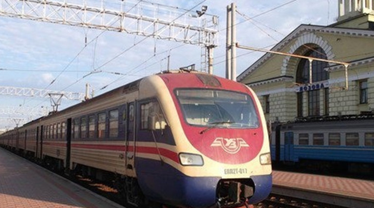 З Лозової курсуватиме ще один приміський поїзд