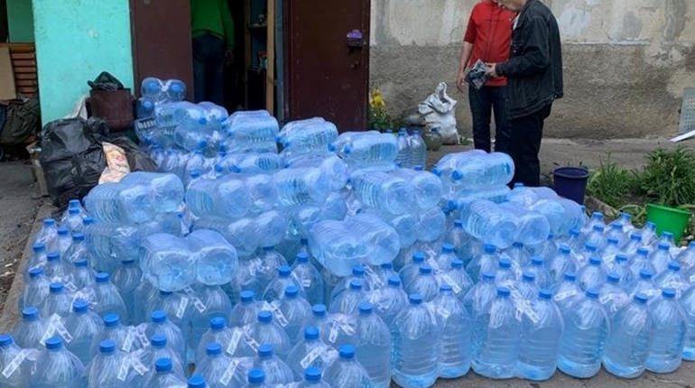 У прифронтовий Вугледар доставили хліб та воду