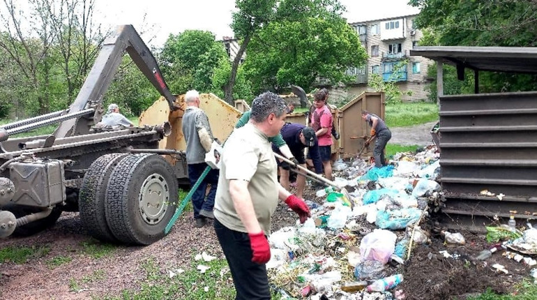 У Красногорівці прибрали стихійні звалища біля сміттєвих майданчиків