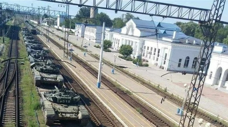 З’явилися нові фото застарілих танків на вокзалі в Мелітополі, які Росія перекидає на Запоріжжя