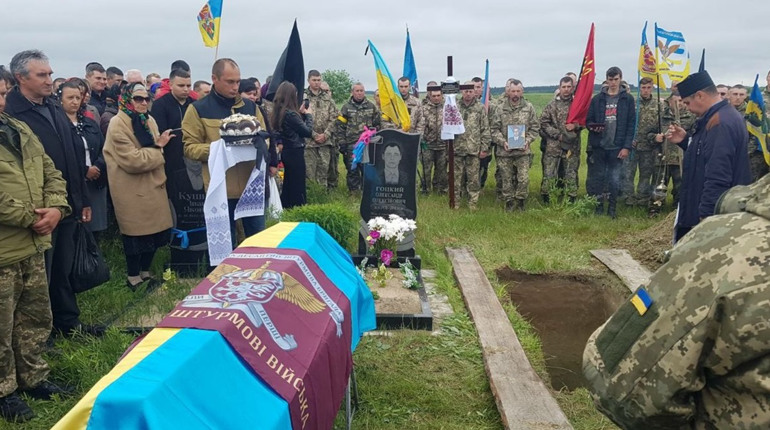 В Антонівській тергромаді прощались з 25-річним десантником. Він був сиротою, загинув під Бахмутом
