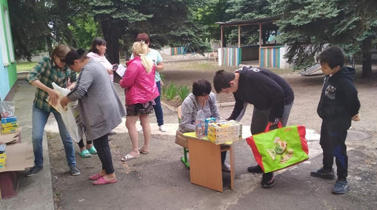 До Дня захисту дітей у Курахівській громаді роздають гуманітарні набори із солодощами