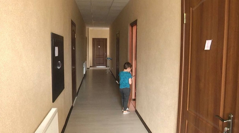 Місцеві перетворили офіс у міні-готель. Як на Волині прийняли переселенців із Добропілля
