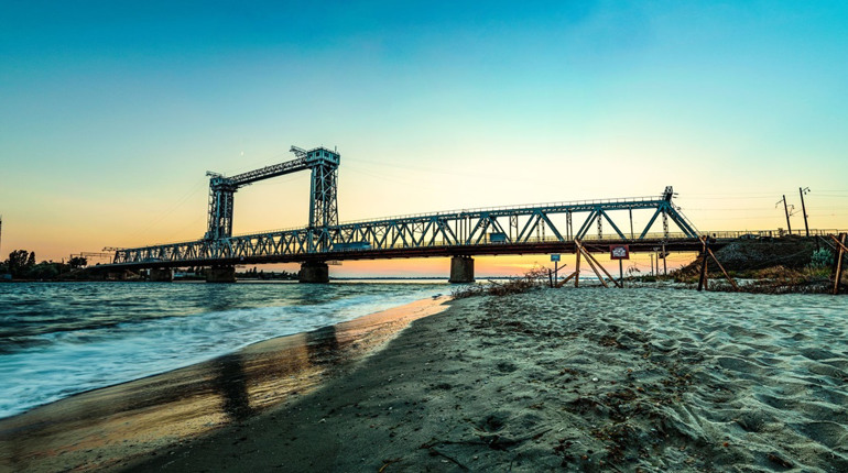 Як виглядає міст у Затоці після численних атак і влучань - ФОТО