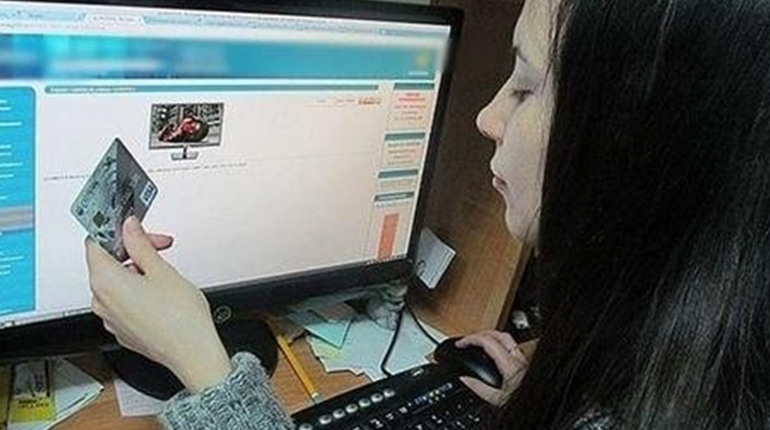 Молодичку з Одеського району судитимуть за продаж товарів з фейкових магазинів. Загрожує від 3 до 8