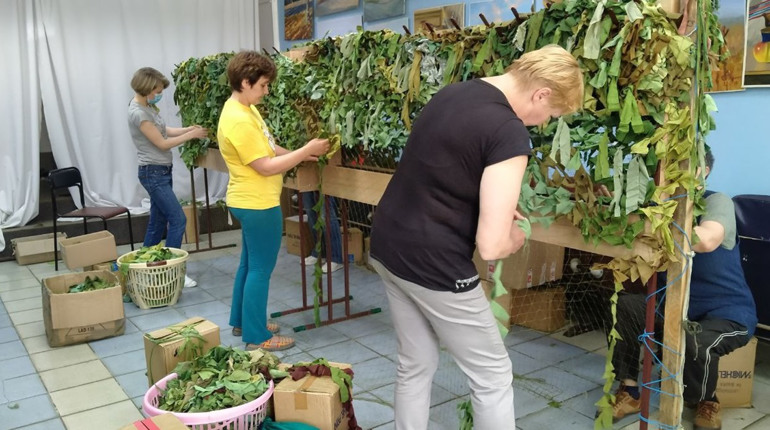 Плетуть сітки, збирають гуманітарні вантажі та безкоштовно годують: християнська церква "Живі Води"
