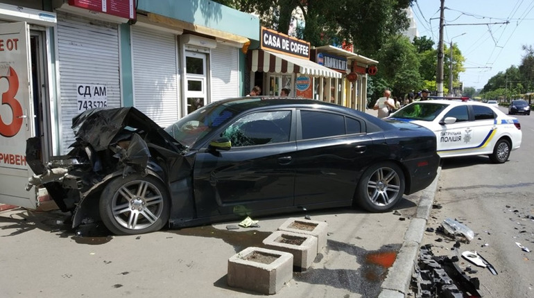 Потрійна аварія в Одесі: один з водіїв не обрав безпечну швидкість і спричинив ДТП