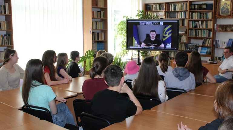 Учні Дрогобицького ліцею запитали у Володимира Зеленського про роль молоді в Україні після війни