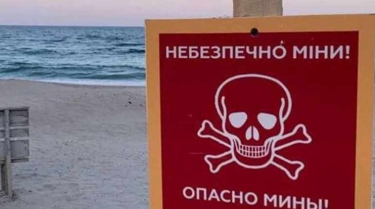 На пляжі в Лазурному троє людей підірвались на міні: військові РФ замінували узбережжя