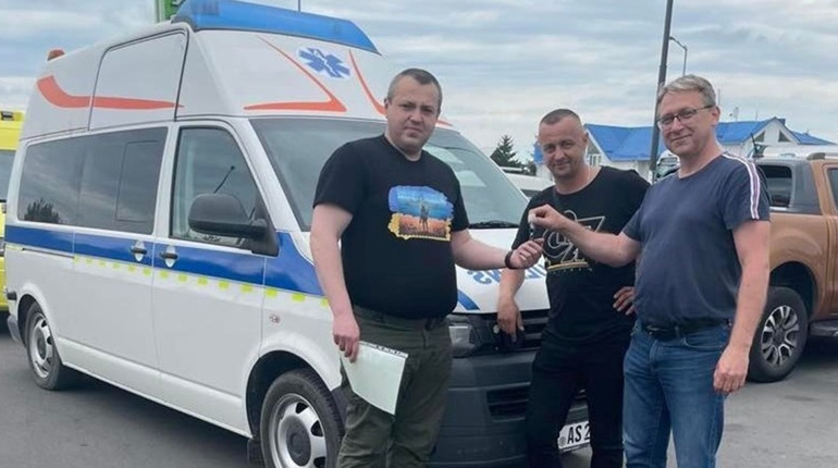 Дрогобич отримав швидку від польських медиків та передав дві санітарних машини на фронт