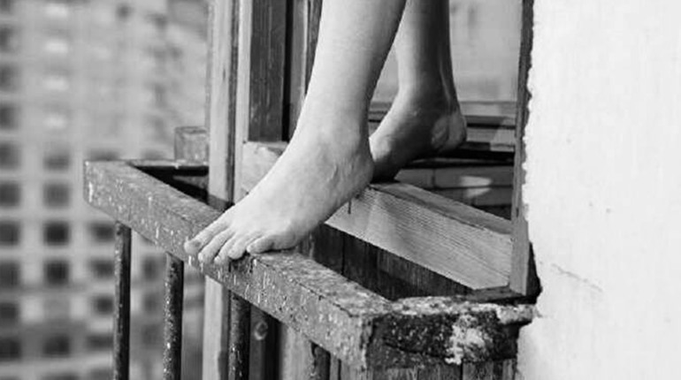 Трагедія в Одесі: дівчинка залишила записку і вистрибнула з вікна