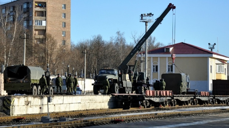 Мешканці Сватового пишуть про рух ворожої військової техніки та боєприпасів залізницею