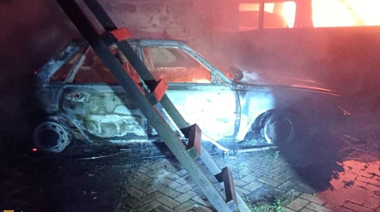 У Жовтих Водах згоріли два гаражі та п`ять авто