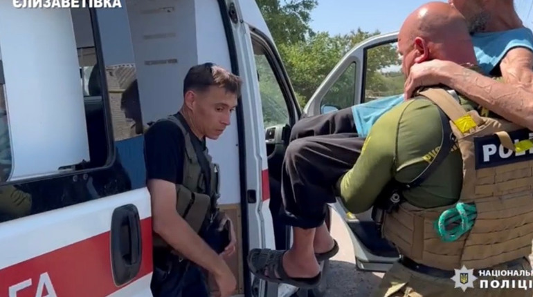 Відморозив ноги і залишився без дому: поліцейські вивезли пенсіонера з Єлизаветівки