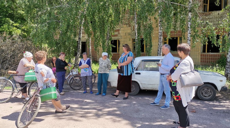 Макошинці спілкуються з кандидаткою на посаду старости