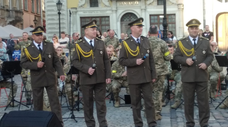 Як львівські музиканти збирають кошти на автомобіль для воїнів-земляків, що боронять Луганщину