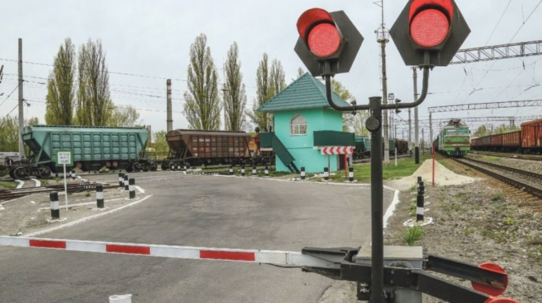 У П'ятихатках тимчасово зачиняють для руху залізничний переїзд