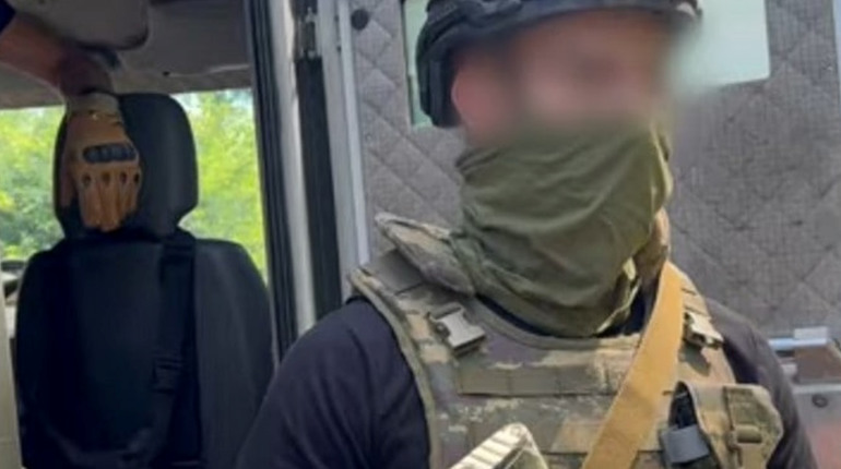 У Красногорівці люди отримують пенсії під наглядом поліції