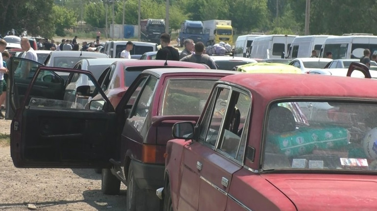 Евакуація з Мелітополя: через лінію розмежування може проїхати до 150 машин на добу