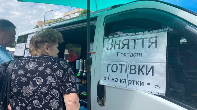 Банкомати не працюють: херсонці знімають готівку в людей на ринку за 7% від суми