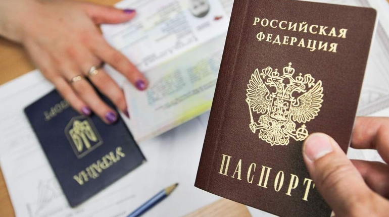Колаборант Сальдо отримав паспорт РФ: російські "документи" роздають на Херсонщині та Запоріжжі