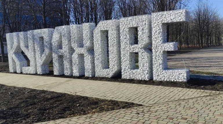 Зарано повернулись. Із Курахового знову масово виїжджають люди