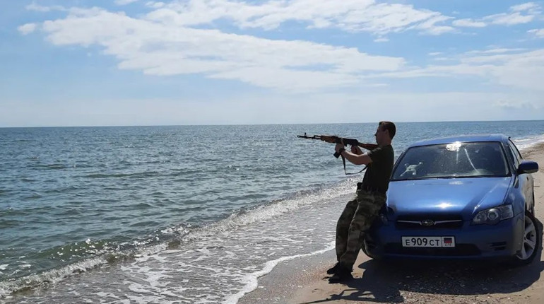 Окупанти з автоматами та у формі публікують фото з Урзуфа, Мелекіно та Білосарайської коси