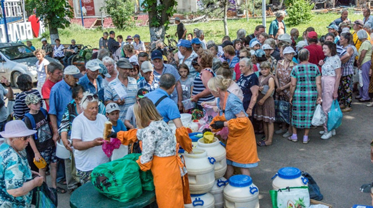 Чому люди вимушені стояти в чергах за їжею в окупованій Волновасі. Фото