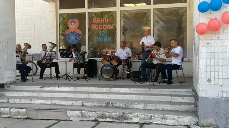 День россии и матрешка: в оккупированой Волновахе на "празднике" выдают значки. Видео
