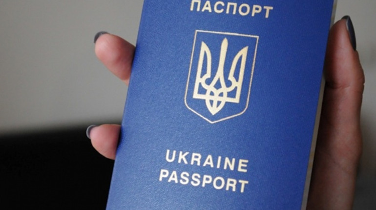 Українці зможуть отримувати закордонні та внутрішні паспорти за кордоном