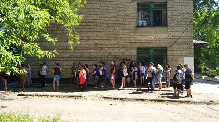 У Жовтих Водах переселенцям видавали талони на гуманітарку: про що кажуть у черзі