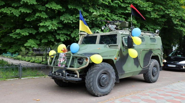До РАЦСу їхали на військовому авто, а далі все традиційно - біла фата, обручки, вітання...