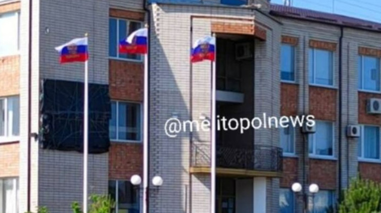 У Кирилівці вимагають побори з підприємців, а туристи відпочивають під російськими прапорами