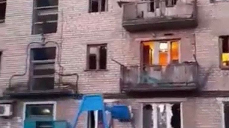 Заклеюють вікна плівкою : У Кураховому ліквідовують наслідки останніх ворожих ударів