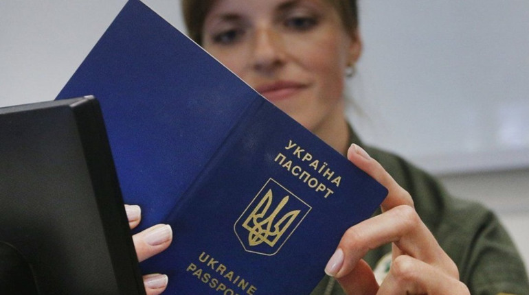 Українці за кордоном зможуть оформити паспорти — Кабмін