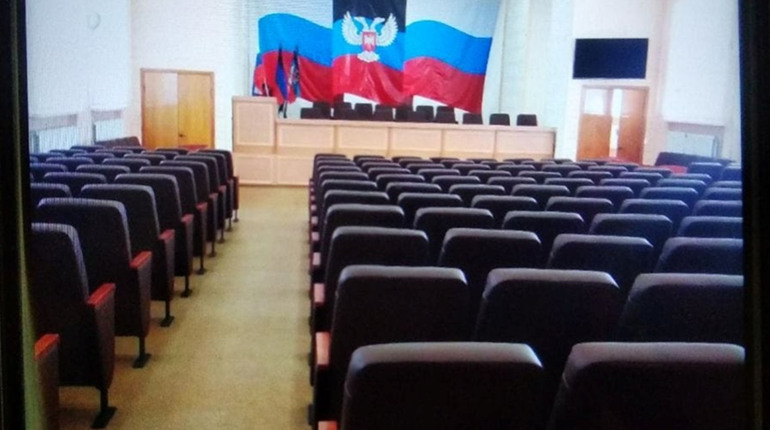 "Російські окупанти прийшли на все готове", - журналістка про роботу у сесійні залі Волноваської РДА