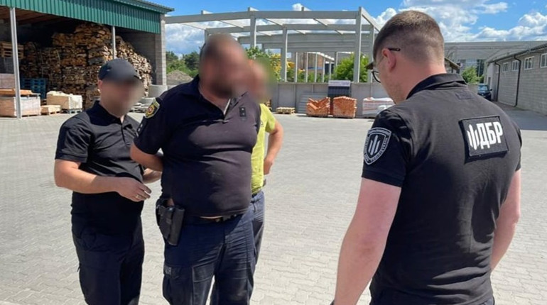 У Сарнах затримали поліцейського на хабарі за відтермінування мобілізації