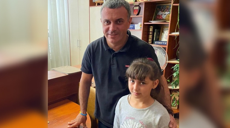 Мер Балти Сергій Мазур зустрівся зі школяркою Лілією, яка плете і продає браслети на підтримку ЗСУ