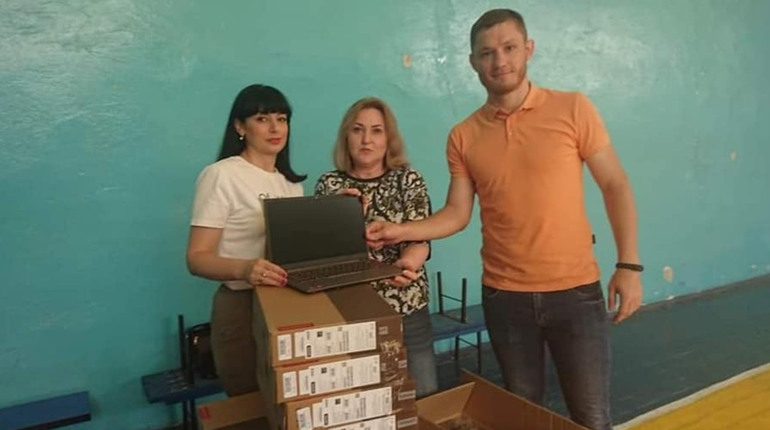 Для дистанційного навчання. Вчителі Мар'їнської громади отримали нові ноутбуки