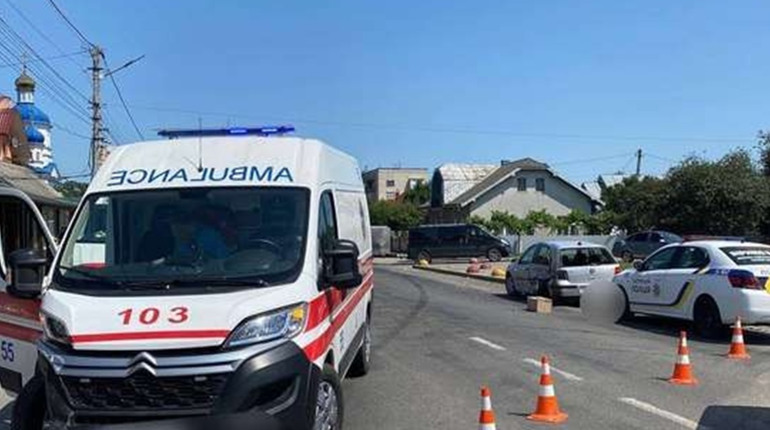 У Лужнах зіткнулися легковик та швидка, через ДТП перекрили трасу