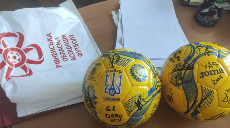 Футболісту-воїну з села Любахи збірна України передала футболку з підписами