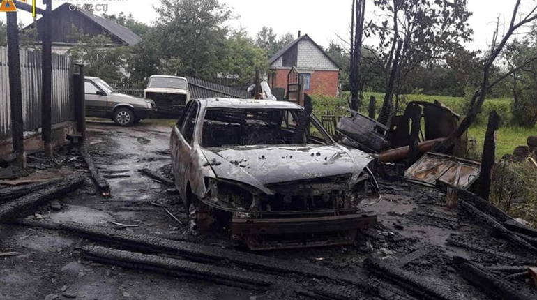 Дві знищені автівки, зруйновані дахи 4 будівель – наслідки пожежі в Городниці