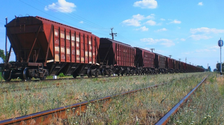 Росіяни й далі вивозять українське зерно: у Мелітополь пригнали потяг для завантаження