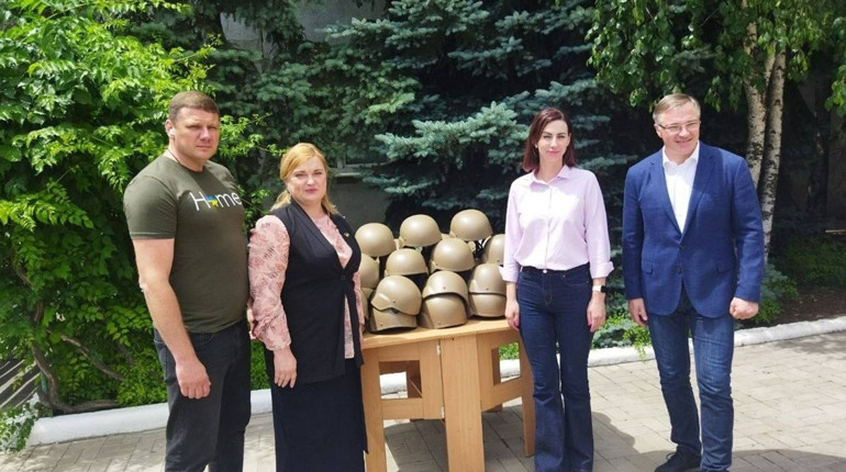 Компанія "Метінвест" передала Покровській громаді 90 кевларових касок