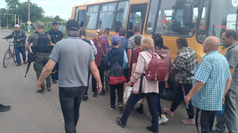 З Павлівки та Вугледару Волноваського району евакуювали ще 51 людину: фото