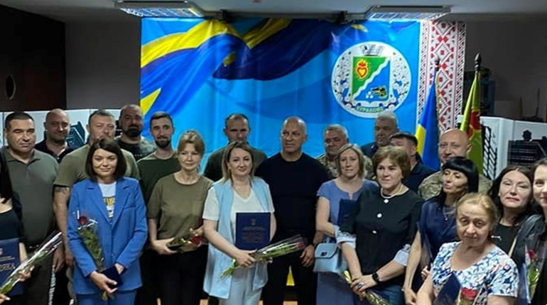 До Дня Конституції України працівники Курахівської та Мар'їнської громад отримали відзнаки
