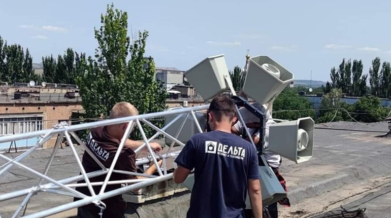 На п'ятий місяць війни. У Кураховому почали монтувати систему оповіщення