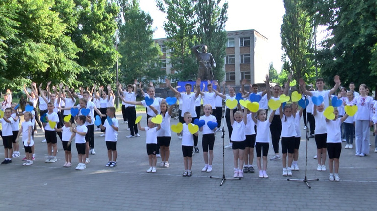 Творча молодь виконала гопак під відкритим небом та отримала свідоцтва про закінчення позашкілля